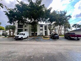 5720 Rock Island Rd in Tamarac, FL - Building Photo