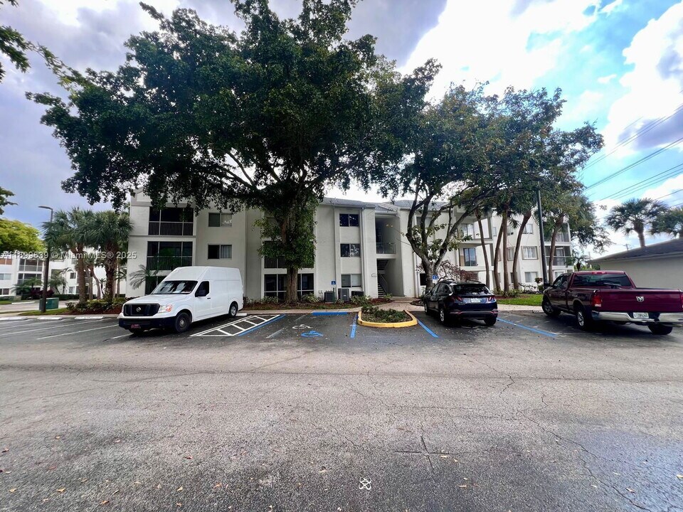 5720 Rock Island Rd in Tamarac, FL - Building Photo