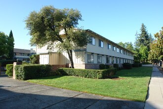 Los Gatos Apartments in Los Gatos, CA - Foto de edificio - Building Photo