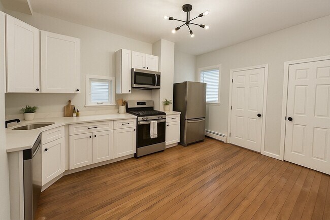 564 E 6th St, Unit 2 in Boston, MA - Foto de edificio - Building Photo