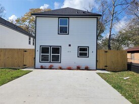 8715 Bertwood St in Houston, TX - Building Photo