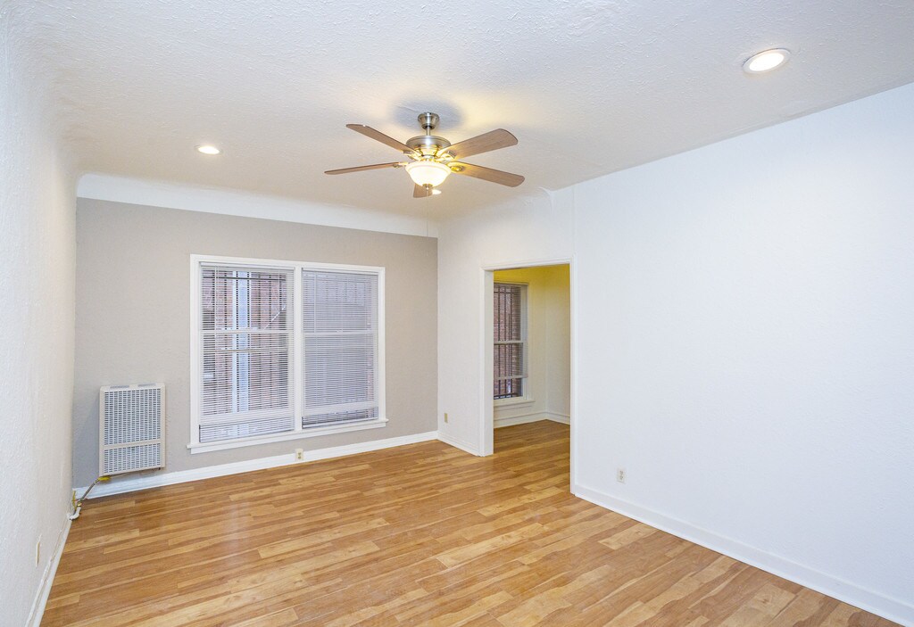 Edgemont & Banbury Manor Apartments in Los Angeles, CA