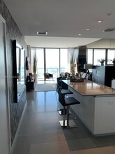 88 SW 7th St, Unit 3806 in Miami, FL - Building Photo - Building Photo