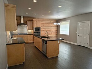 1365 Browning St-Unit -Unit B in Redding, CA - Building Photo - Building Photo