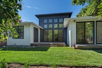 1560 Laurel St in Healdsburg, CA - Building Photo - Building Photo