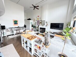 2012 W Saint Paul Ave, Unit 409 in Chicago, IL - Building Photo - Building Photo