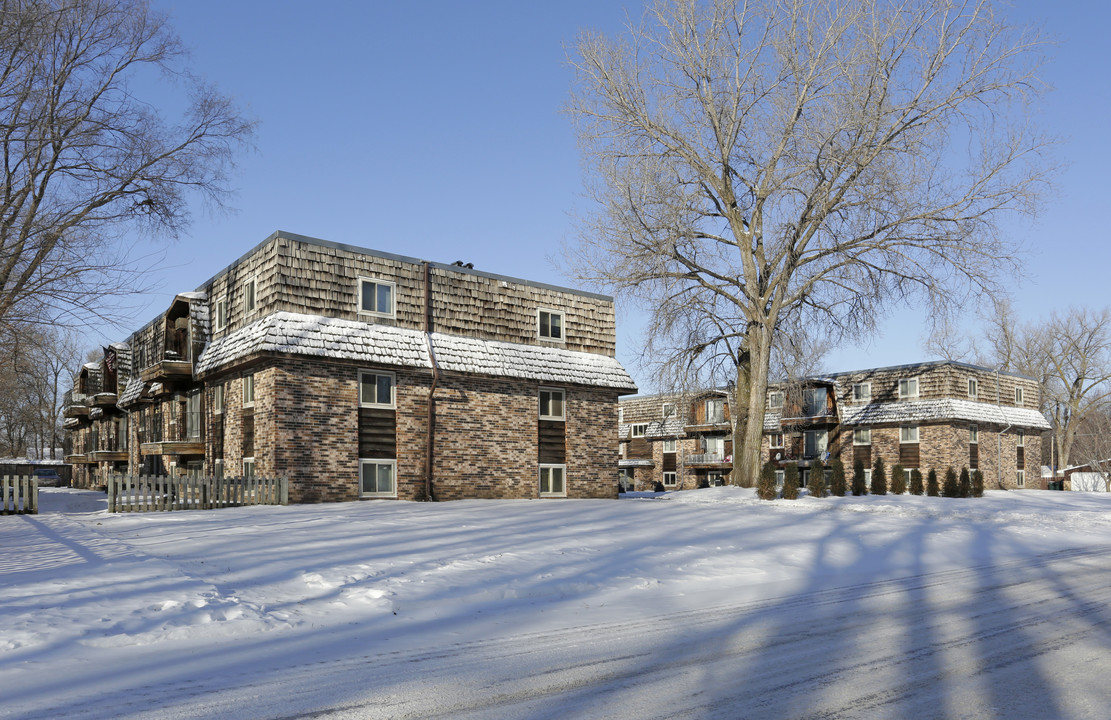 Blaine Villa Apartments in Spring Lake Park, MN - Foto de edificio