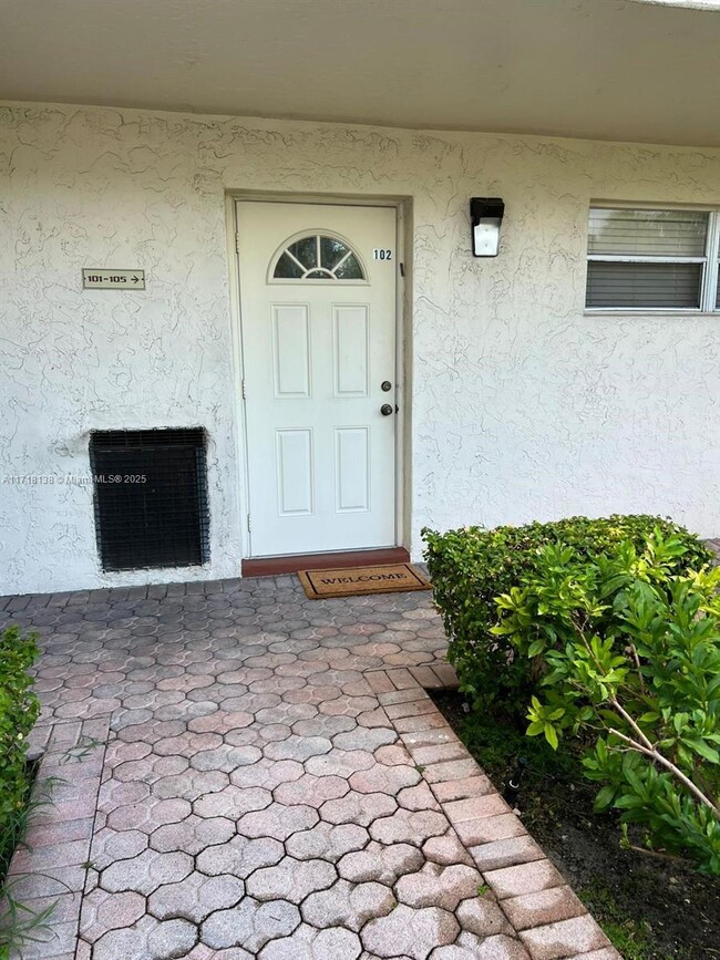 611 S Hollybrook Dr in Pembroke Pines, FL - Building Photo - Building Photo