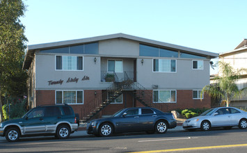 2066 Fruitdale Ave in San Jose, CA - Foto de edificio - Building Photo