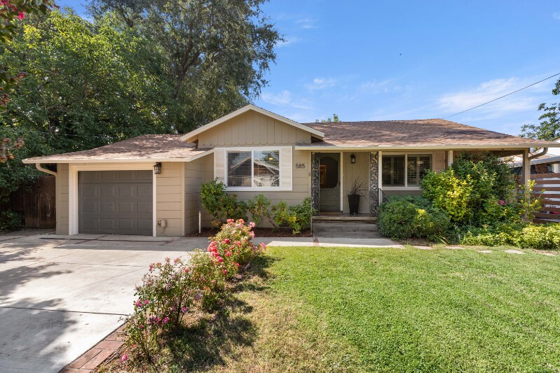 585 1st St in Upper Lake, CA - Building Photo