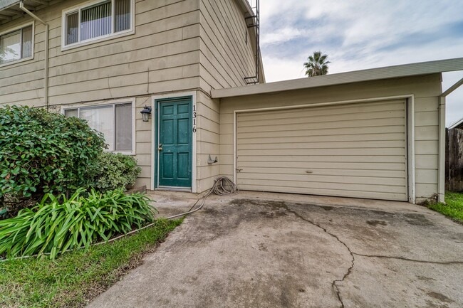 1316-1318 Val Dr in Marysville, CA - Building Photo - Building Photo