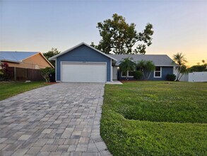 1074 SW Jennifer Terrace in Port St. Lucie, FL - Building Photo - Building Photo