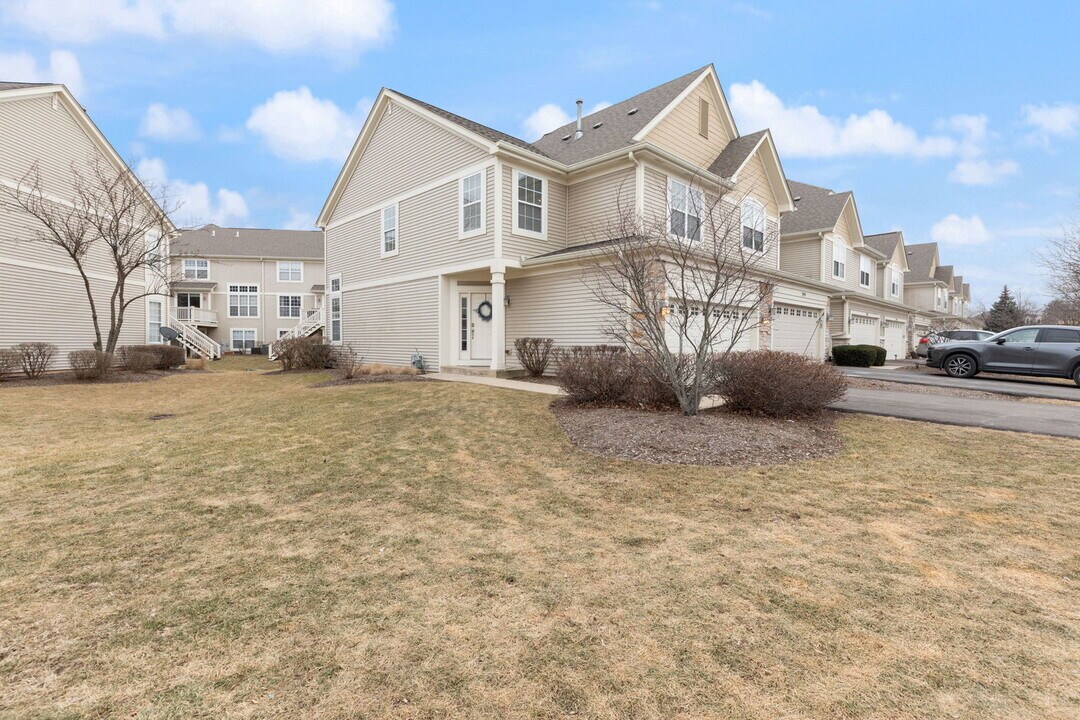 401 Vaughn Cir in Aurora, IL - Building Photo