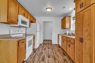 170 Travis St in Hollister, MO - Building Photo - Building Photo