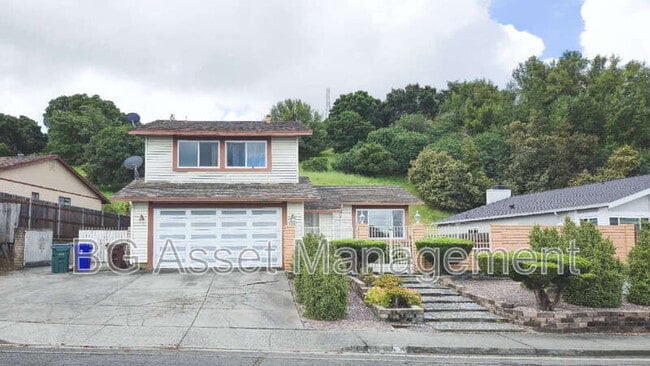 322 Falcon Way in Hercules, CA - Building Photo - Building Photo