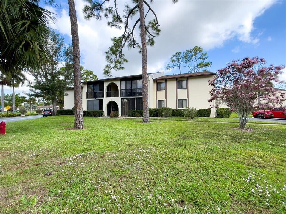 301 Knotty Pine Cir, Unit D2 in Greenacres, FL - Building Photo