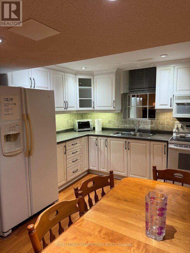 6921 GOLDEN HILLS Way in Mississauga, ON - Building Photo - Building Photo