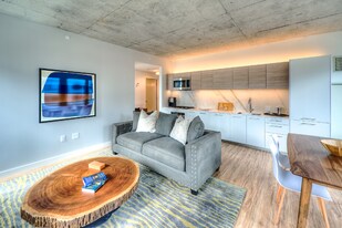 171 N Desplaines St in Chicago, IL - Building Photo