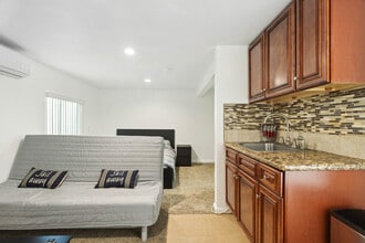 1238 S Mullen Ave, Unit Studio in Los Angeles, CA - Building Photo - Building Photo