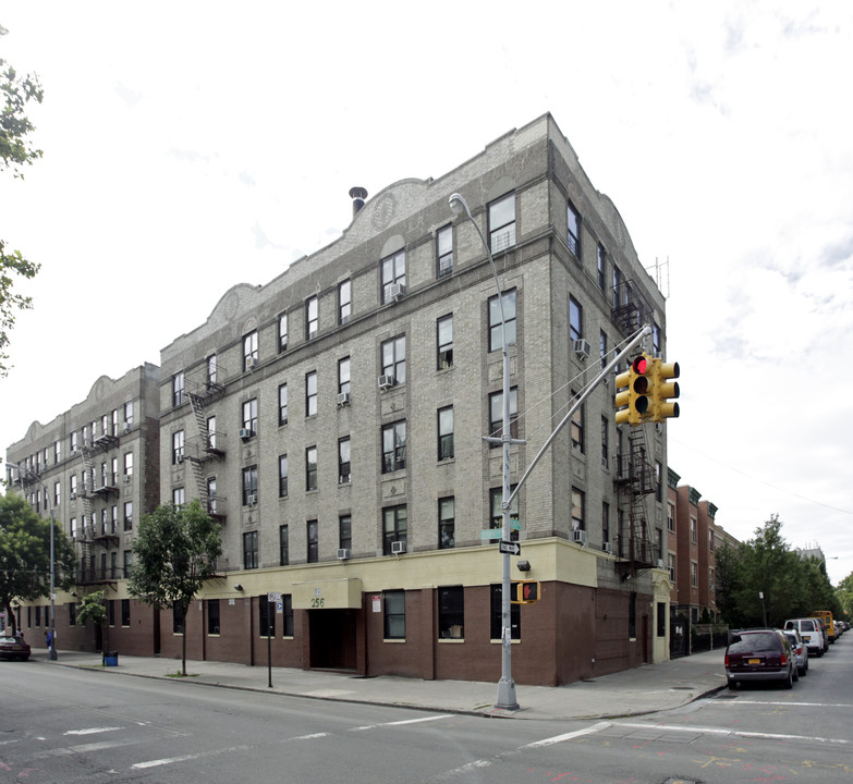 256 E 169th St in Bronx, NY - Building Photo