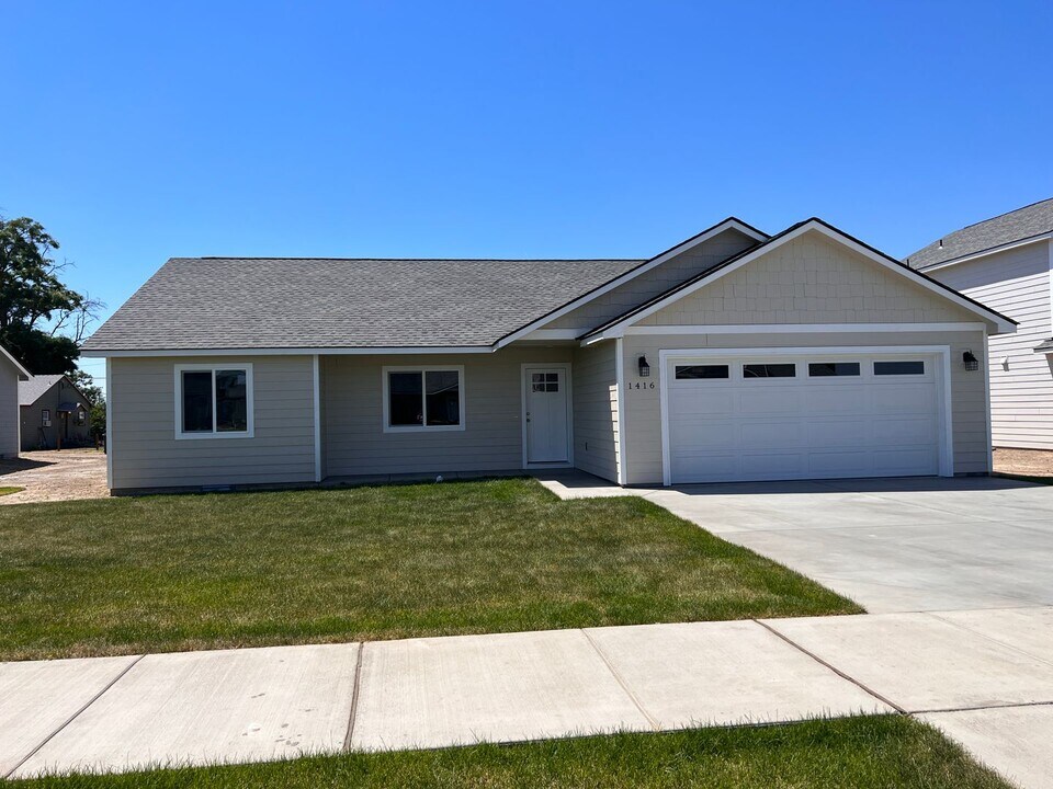 1416 S Madison St in Moses Lake, WA - Building Photo
