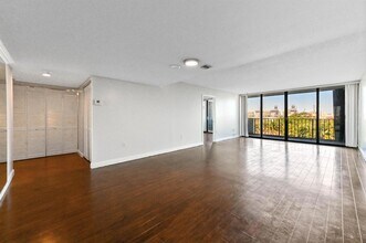 5600 N Flagler Dr, Unit 5060 in West Palm Beach, FL - Building Photo - Building Photo