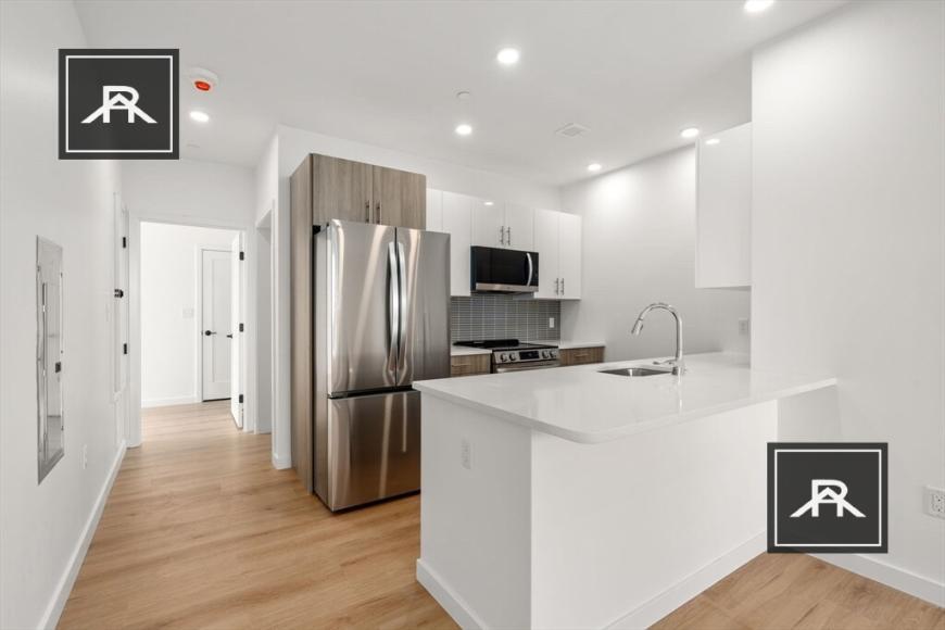 42 Centre St in Brookline, MA - Building Photo