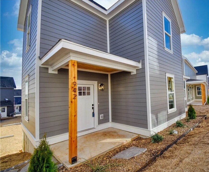 942 S Wichita Ave in Fayetteville, AR - Building Photo
