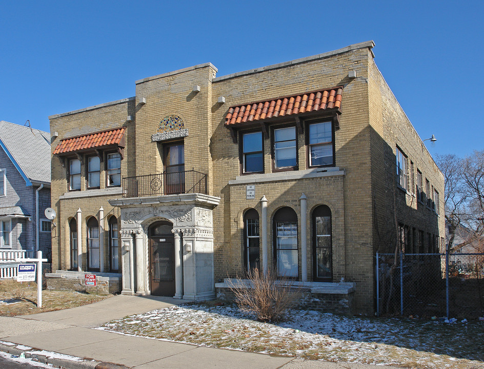 3730 N Port Washington Rd in Milwaukee, WI - Foto de edificio