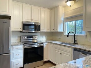 445 Heritage Vlg in Southbury, CT - Building Photo - Building Photo