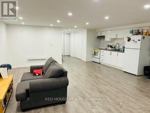 2768 Dundas St W in Toronto, ON - Building Photo - Building Photo