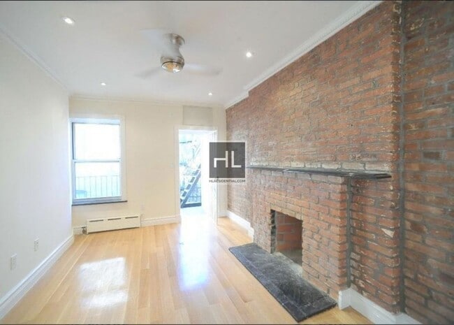 NO FEE • West Village 1BR • Hudson Street and Perry Street. • Fireplace • Pets OK • Near Multiple..., Unit 05 in New York, NY - Foto de edificio - Building Photo