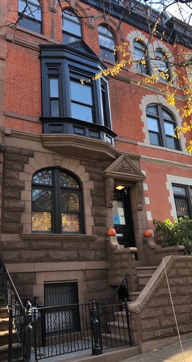 122 Manhattan Ave in New York, NY - Building Photo - Building Photo