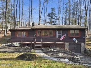 50 Bear Rock Rd in Lake Ariel, PA - Foto de edificio - Building Photo