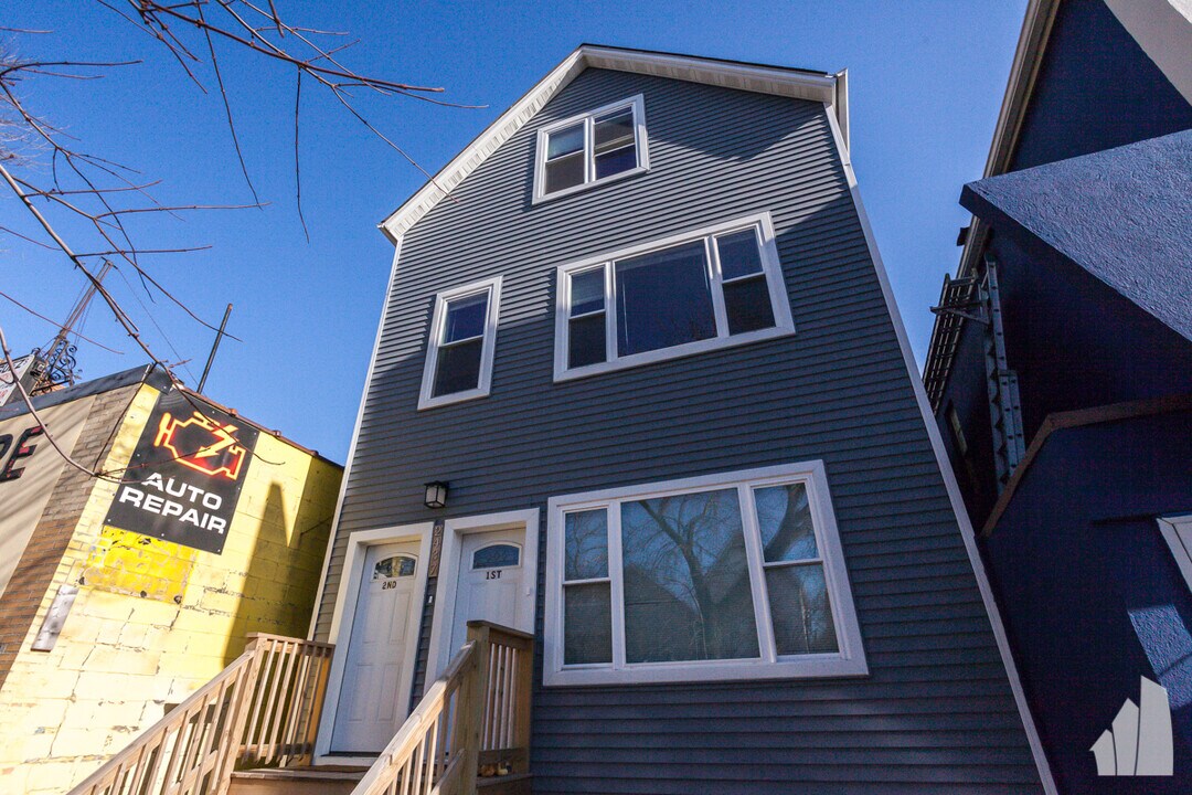 2437 N Ashland Ave, Unit # 02F in Chicago, IL - Foto de edificio