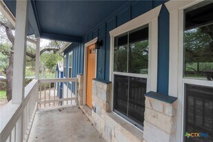 1015 Twin Deer Ln in Canyon Lake, TX - Building Photo