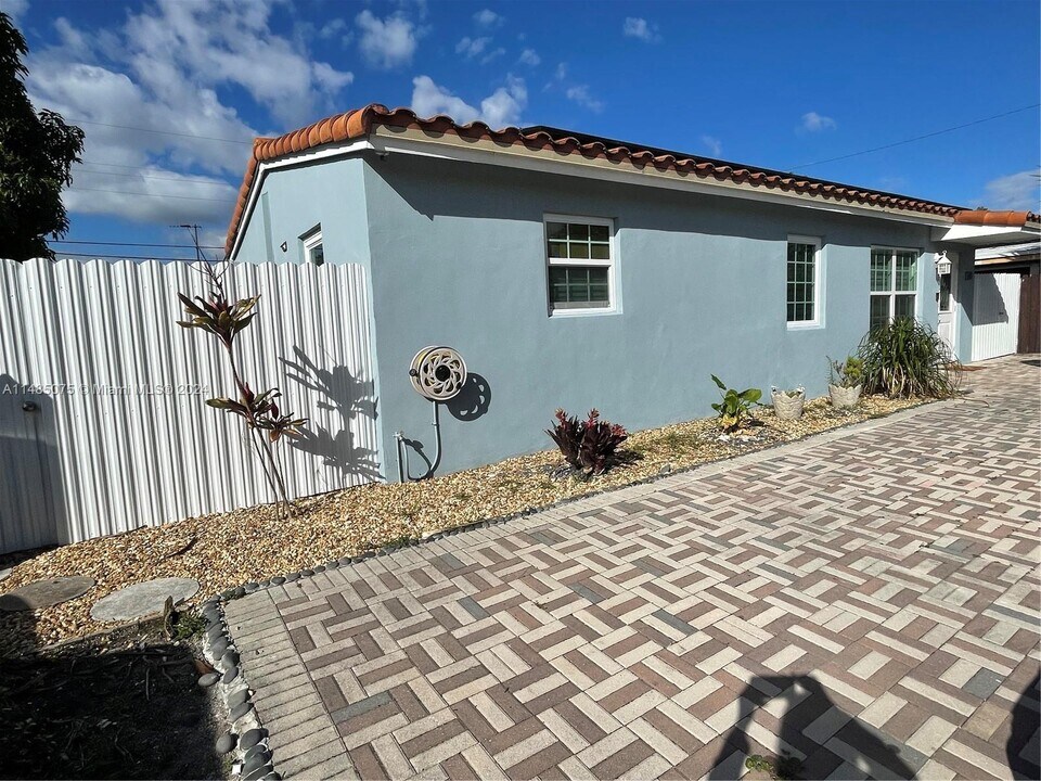 1310 N 70th Way, Unit 1310 in Hollywood, FL - Building Photo