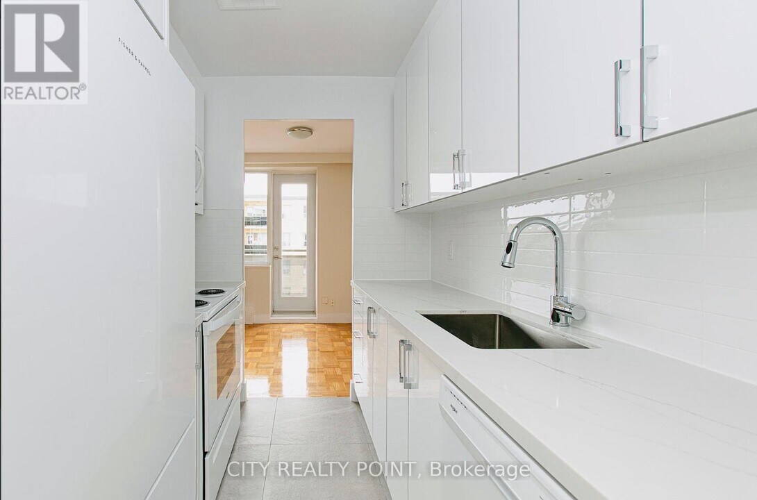 2 Grandstand Pl in Toronto, ON - Building Photo