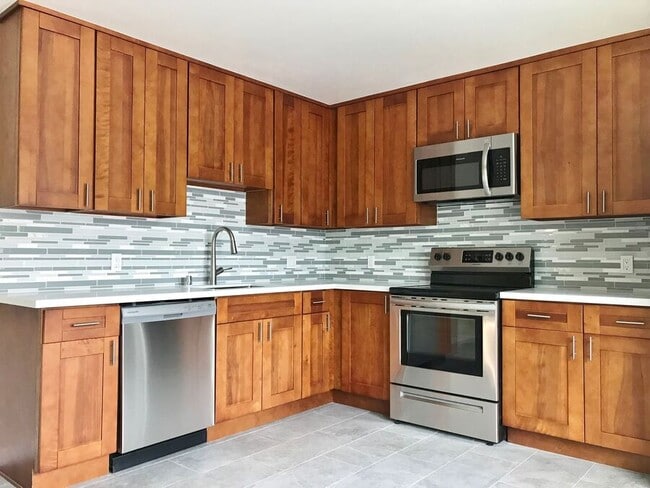 1225 Clinton St in Redwood City, CA - Building Photo - Building Photo