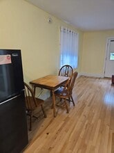 16 Locke St, Unit Cute Cottagey Studio in Saco, ME - Foto de edificio - Building Photo