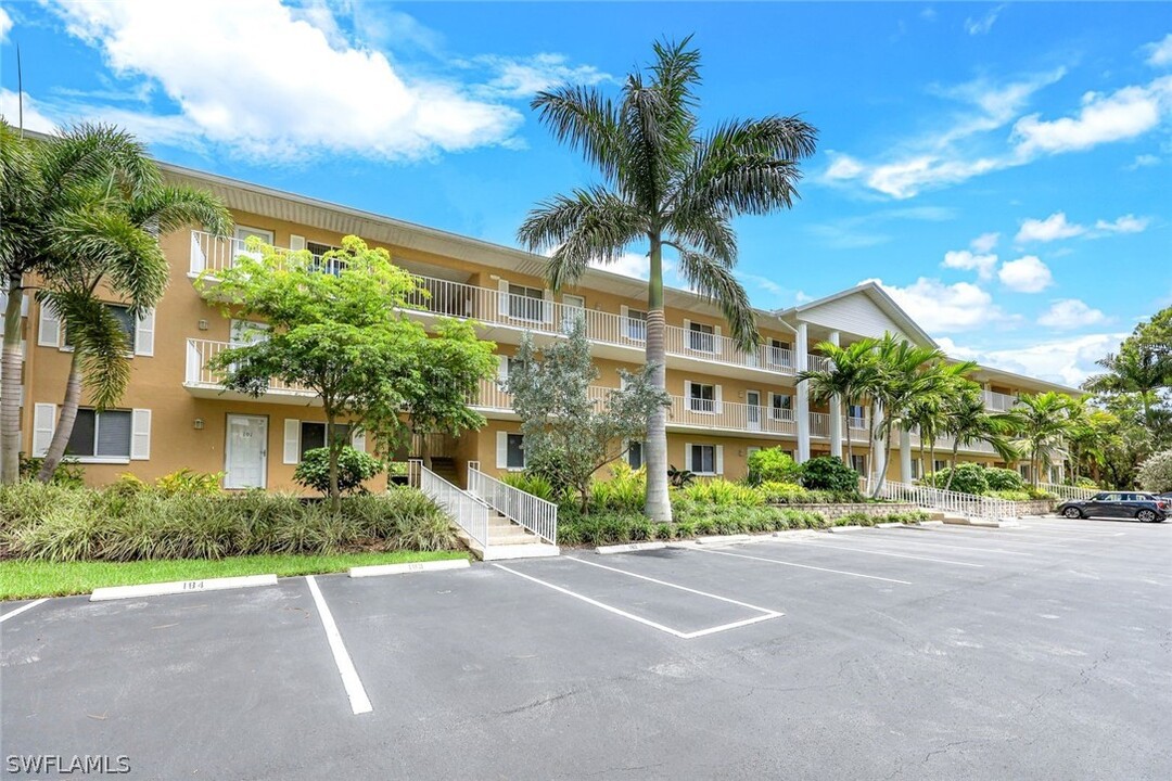 3031 Sandpiper Bay Cir in Naples, FL - Foto de edificio