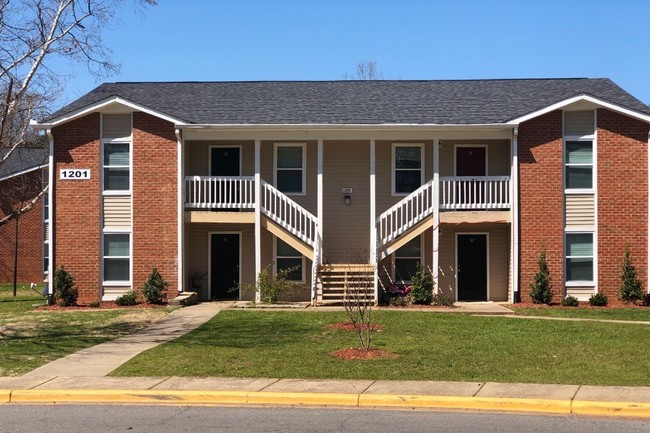 Lake Mist Apartments in Charlotte, NC - Building Photo - Building Photo