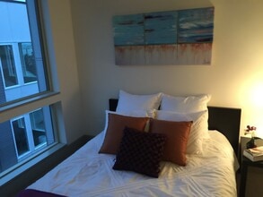 4143 California Ave SW, Unit B in Seattle, WA - Foto de edificio - Building Photo