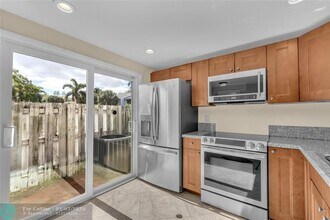 2541 NE 15th St in Pompano Beach, FL - Building Photo - Building Photo