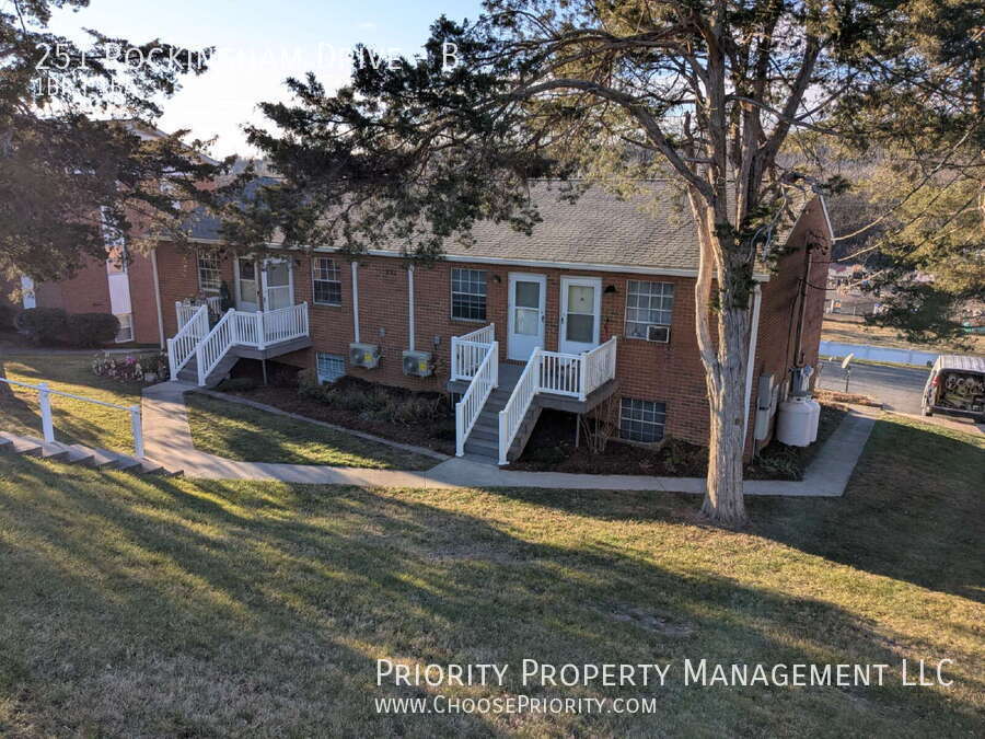 251 Rockingham Dr in Harrisonburg, VA - Building Photo