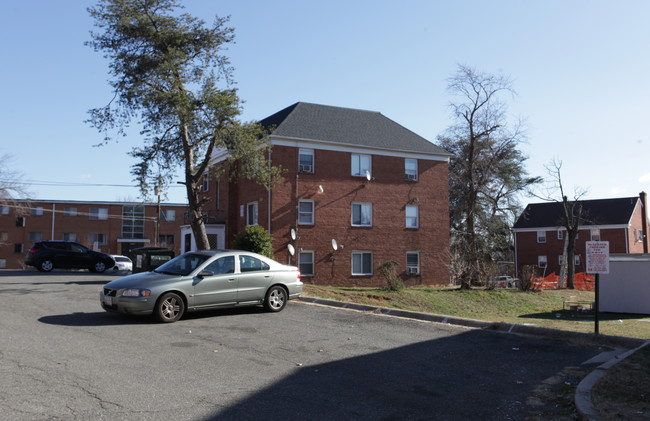 6819 Red Top Rd in Takoma Park, MD - Foto de edificio - Building Photo