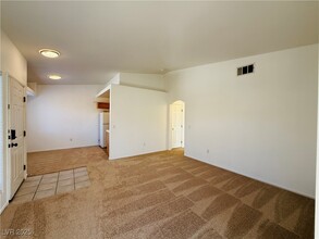 352 Pine Haven St in Las Vegas, NV - Building Photo - Building Photo