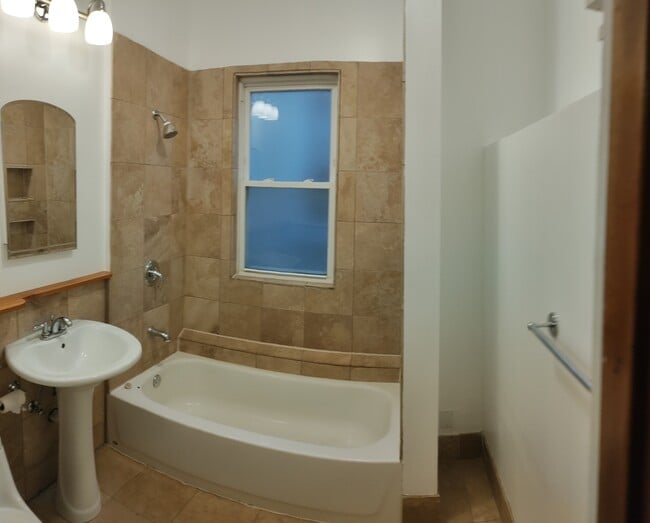 2450 W Gunnison St, Unit 1 in Chicago, IL - Building Photo - Building Photo