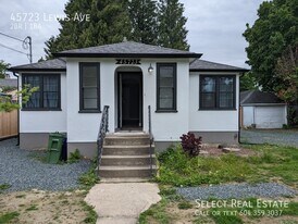 45723 Lewis Ave in Chilliwack, BC - Building Photo