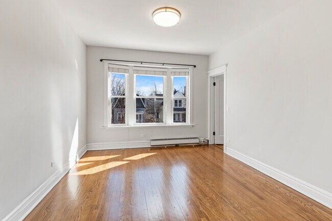 2018 W Hutchinson St, Unit 2 in Chicago, IL - Building Photo - Building Photo